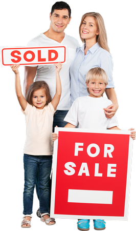 Famille avec panneau maison Famille avec deux enfants tenant des panneaux de vente de maison