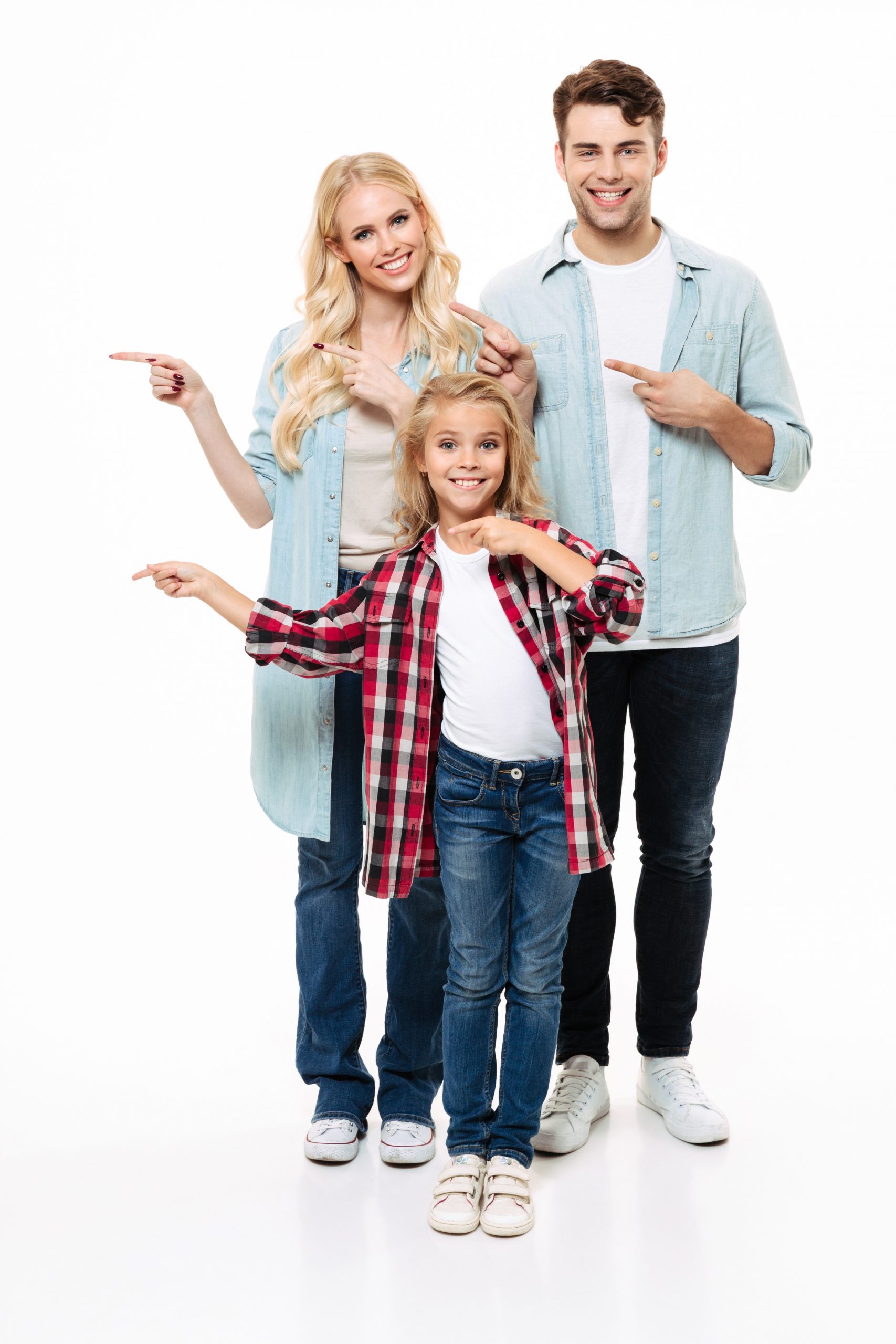 Famille avec enfants qui planifient leur assurance familiale