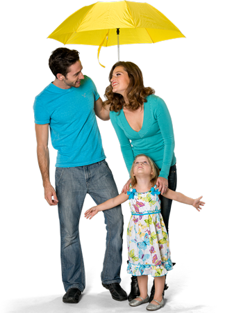 Assurance pour toute la famille Couple avec enfant à l'abri sous un parapluie